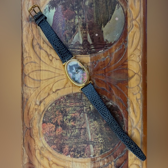 Kitty alert ? Cat Avon Gold and Black Leather Watch